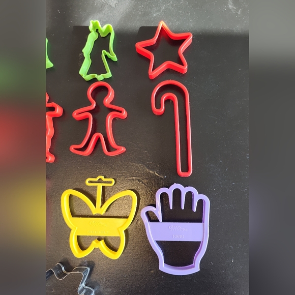 13 Vintage Cookie Cutters - Hallmark/Wilton - Christmas, Spring, Dino, 1992/1993 - Picture 2 of 8